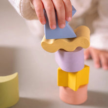 Load image into Gallery viewer, Oli &amp; Carol / Bijt-en badspeelgoed / KIKO / 6 Figures / Stacking Toy Blocks